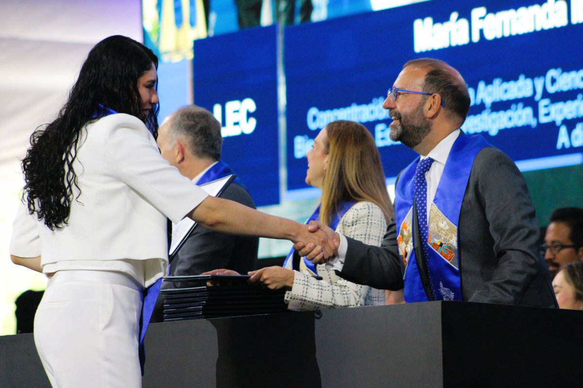 EdnaJaime's tweet photo. Las transformaciones más importantes comienzan con una pregunta, una idea o una decisión de involucrarse. Hoy celebramos a quienes eligieron no ser espectadores de la realidad, sino protagonistas de su cambio. 

Felicidades a todas y todos los de la @CSocialesTec en el @Tec_CCM. https://t.co/z2inFE2P6c