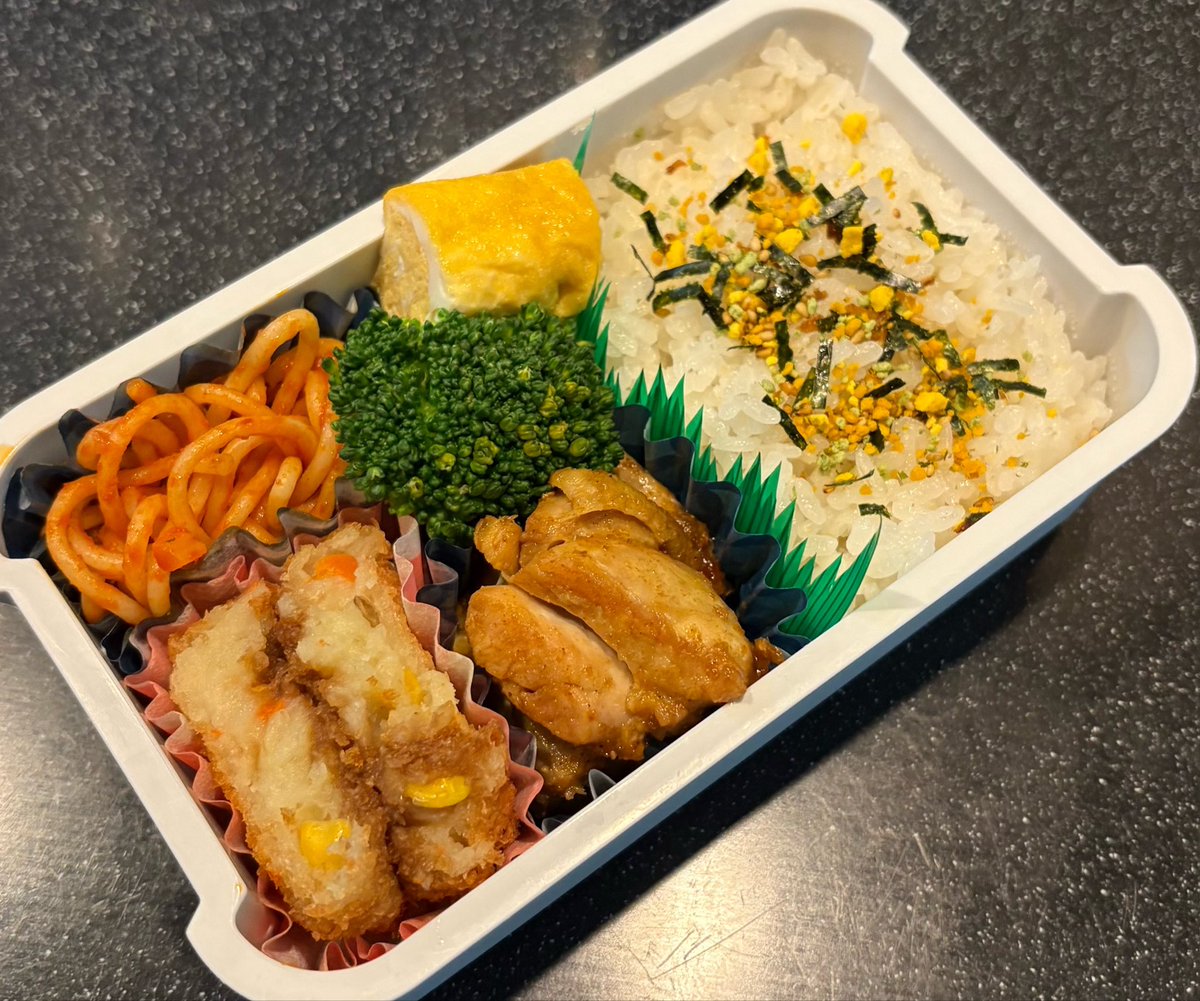 creative_aachan's tweet photo. おはようございます😃
本日は
・カレーチキン
・コロッケ
・ナポリタン
・卵焼き
・ブロッコリー
です🥦

さて今日もバタバタとしていきます💨
がんばろー！

#お弁当 
#お弁当記録 
#お弁当作り https://t.co/COhrEDkDra