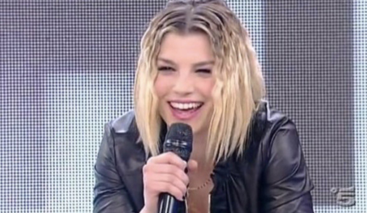 Raqu3le_'s tweet photo. “Anna Pettinelli lascia amici,non farà più la professoressa di canto nella scuola” 
Maria ci siamo capite. 
Non dico altro. https://t.co/8XSHoiMyCC