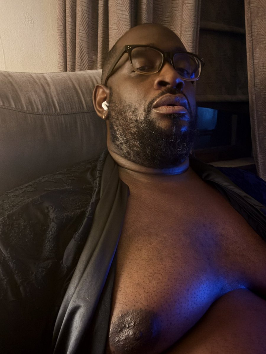 TheDarkskinZeus's tweet photo. This heat is killing me 🙄😭 https://t.co/LFIv2ALUI6