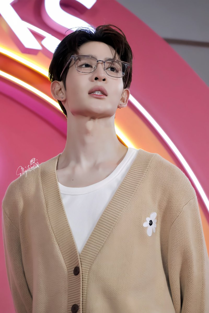 ellychenJSY's tweet photo. Glasses really suit JS,
soooooo handsome!🫠

#JamesSu https://t.co/JbqIgRKXfh