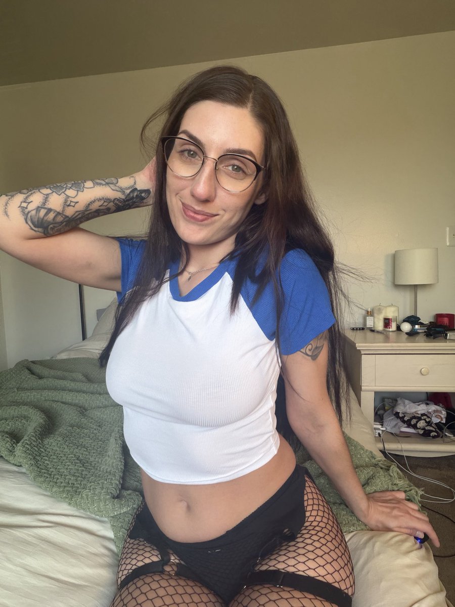 MirandaRhoze's tweet photo. @sophieraiin I’m single too 🫶🏼 https://t.co/emYCrOpHcO