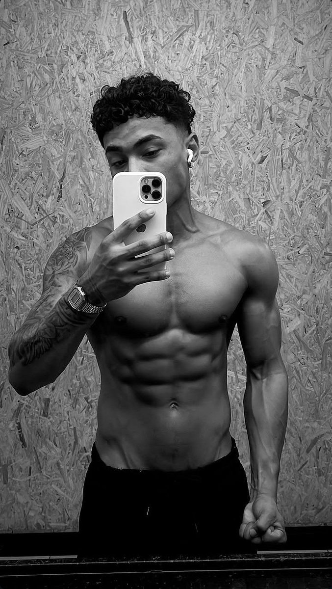 ghsxotic's tweet photo. Eu e meu hiperfoco em ficar/tirar foto sem camisa https://t.co/KSOILZhWHE
