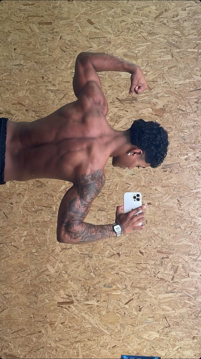 ghsxotic's tweet photo. Eu e meu hiperfoco em ficar/tirar foto sem camisa https://t.co/KSOILZhWHE