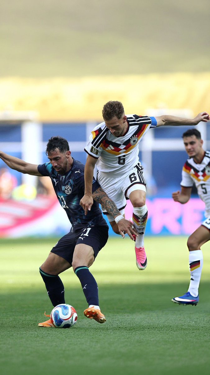 Lucho_Picholis's tweet photo. 📷 Gabriel Ávalos y Joshua Kimmich disputando una pelota en el Mundial. https://t.co/cO3GuQLE5f