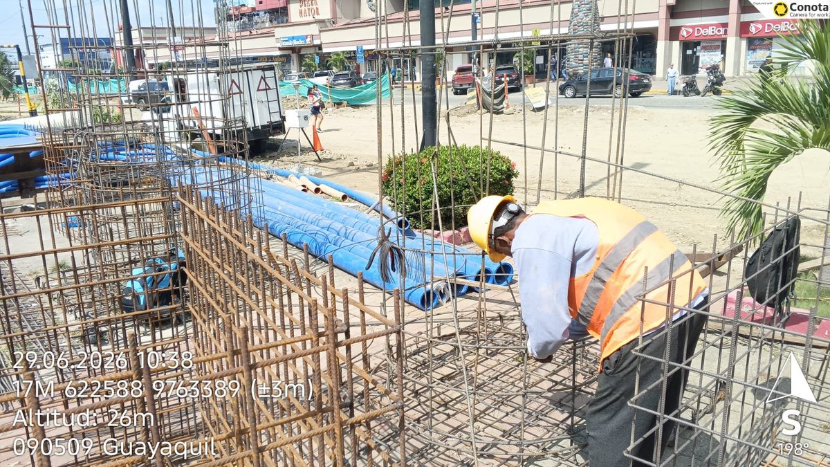 ObrasEnGYE's tweet photo. 🏗️🚧 En la av. Rodolfo Baquerizo Nazur avanzamos de acuerdo con el cronograma de trabajo establecido para la ejecución de esta obra integral.

💧🚰 Muy pronto, moradores, comerciantes y quienes transitan por este importante sector contarán con redes de agua potable, alcantarillado sanitario y sistema pluvial totalmente renovados.

🌳💡 Además, la obra contempla la ampliación de aceras, nuevas jardineras, luminarias LED, calles de hormigón y mobiliario urbano, transformando esta avenida en un espacio más seguro, moderno y funcional.

#AsiSeHaceGuayaquil #CiudadDeTodos #GuayaquilNoSeDetiene

@aquilesalvarez 
@taticoronelf 
@alcaldiagye