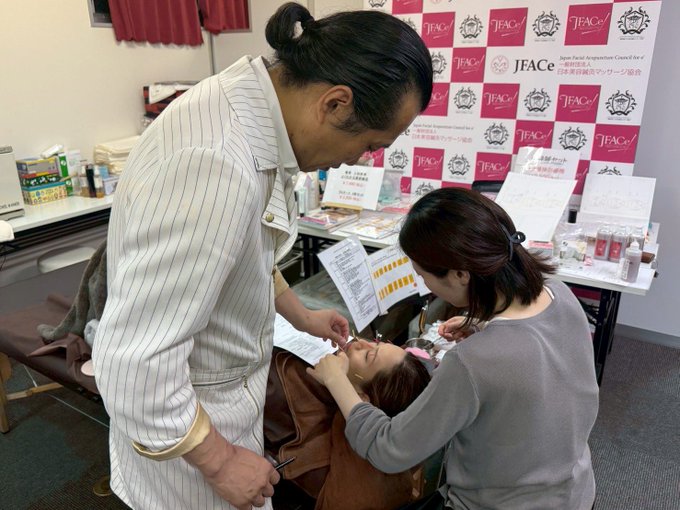 biyohari's tweet photo. 手足のツボ刺激で全身が変わる。
全身調整必須の美容鍼、上田式美容鍼灸を習得する認定美容鍼灸師養成講座の3日目の様子。

本治(全身調整・自律神経調整)の重要性が丹田に響いてます。

初日体調悪かった先生が元気になってきている。 まさに本治力。

土台を整えて、さらに局所を攻める治療法、美容法を指導しています。

局所だけで済ませる、筋骨格だけの治療、それも大事なんだけど、同時に人と五パターンに分ける経絡治療と自律神経と免疫力、生命力を上げて、12経絡12パターンに分けて、生体電流、生体磁場、エネルギー、波動を整える治療をすると  土台が整うのでとんでもない効果を出します

失明するかもの方が視力回復したり、もう手術するしかないの方が手術不要にADL、QOLあがったり ミラクルは起きます。

東洋医学だと、そこ普通のことで、全然ミラクルじゃない。 普通なんだけど。
この可能性と技術に8割の鍼灸師が気付かず、できていない。

やばいなぁ。

セラピスト、整体師もできようになっているよ、経絡治療、奇経治療、三経絡治療、四経絡治療。

受講生が体感、患者さんもBefore After Beforeが体感できる再現性あるものを習得して、西洋医学の限界をカバーできたらと思います。
