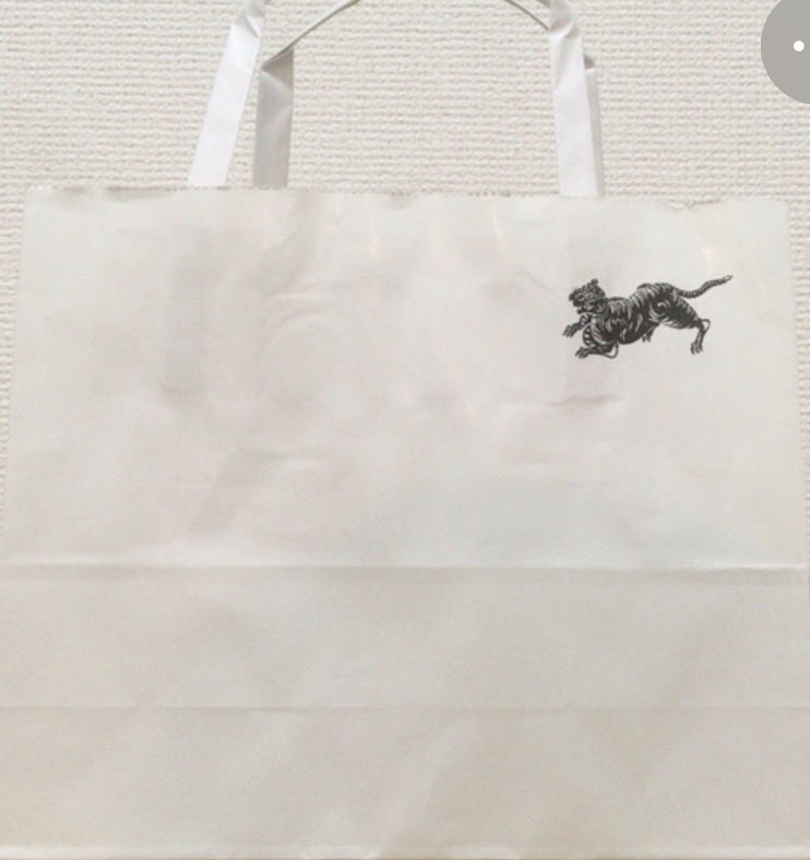 snackzansuke's tweet photo. 明日は休みだけど
朝から用事を詰め込んでしまった

電車の中で見かけたらバッグを
虎屋がバッグ作ったのか！
とマジ空目してしまった

（ロンシャンの刺繍入りバッグだった）

ともかく明日の休みが待ち遠しいです

( ´_ゝ`) https://t.co/nO8G8Bz7oy