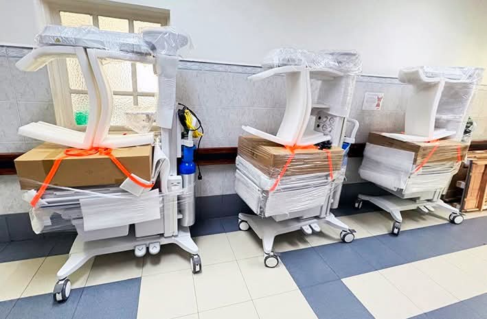 HGIsidroAyora's tweet photo. La gerente Dra. Teresa Aumala y autoridades verificaron el nuevo equipamiento de alta tecnología en el Hospital Isidro Ayora, entregado por el MSP y OPS/OMS: 10 cunas de calor radiante para la UCIN y 7 extractores de leche hospitalarios. ¡Atención oportuna y de calidad! https://t.co/ETE9adfGQf