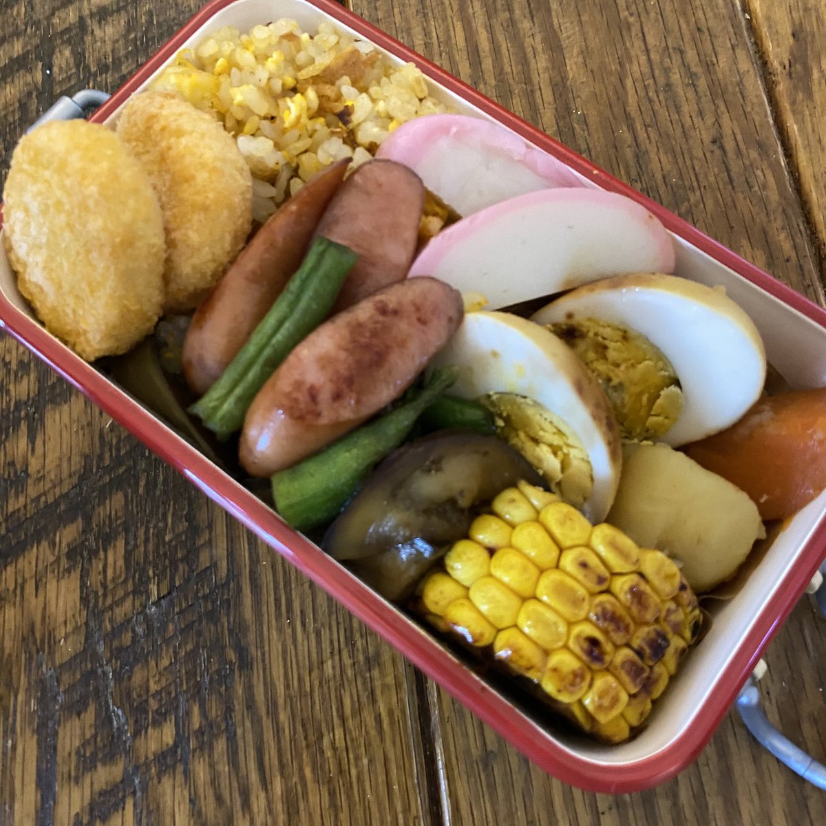 funarium's tweet photo. ちゃちゃの #お弁当 🍱
とうもろこしと玉子はカレースープから取り出して甘辛く焼き付けて、冷食の帆立フライは凍ったまま入れてお弁当の痛み防止。
ぎゅうぎゅうになったけどおかずが多い分にはいいでしょう。 https://t.co/pCS3ramzEj