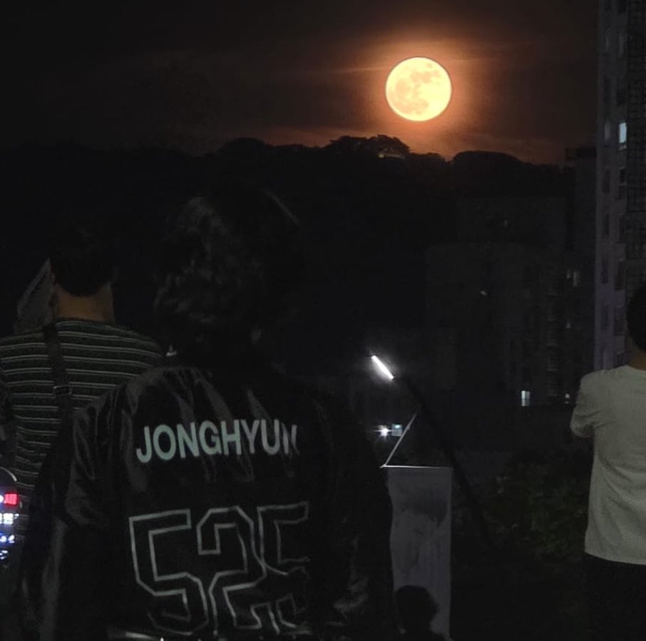 diphyllye's tweet photo. i js realized i never posted this here but here's jjong on may 31 after the con outside kspo <3 https://t.co/UIXoHxG19a