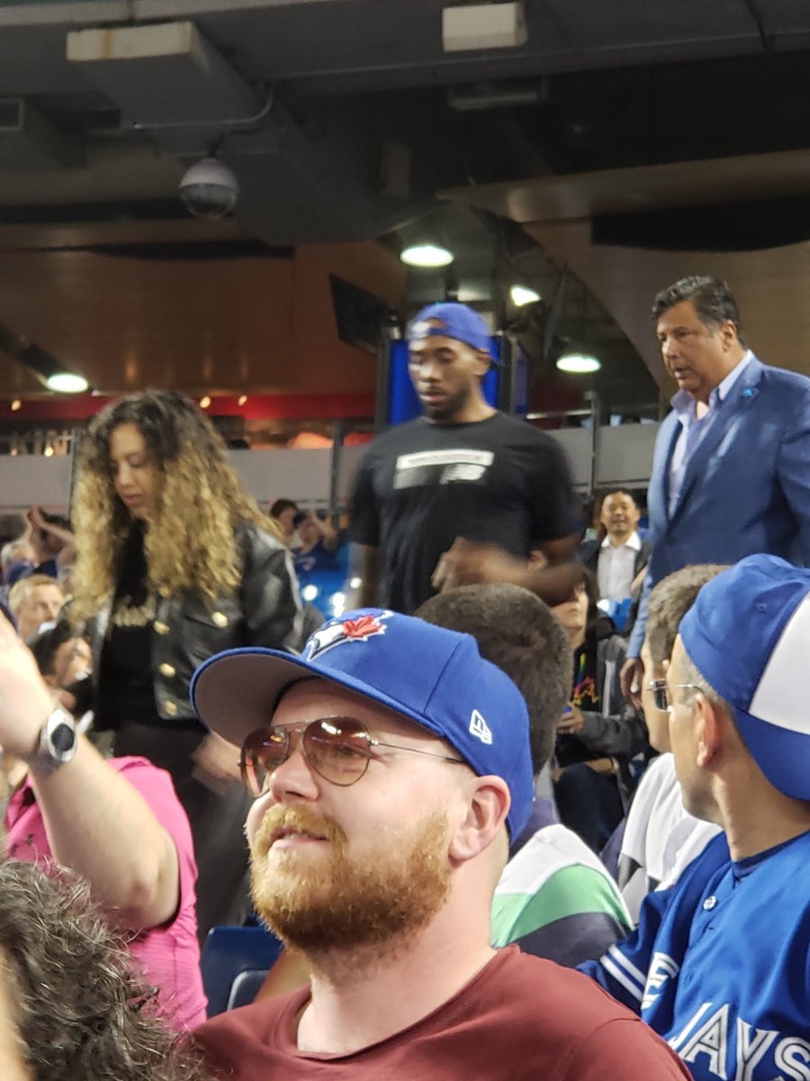 sockmoments's tweet photo. OMG KAWHI IS AT THE JAYS METS GAME TONIGHT HE REALLY IS COMING HOME  #raptors #nba #trade #shams #clippers https://t.co/XLZX8cr1mf