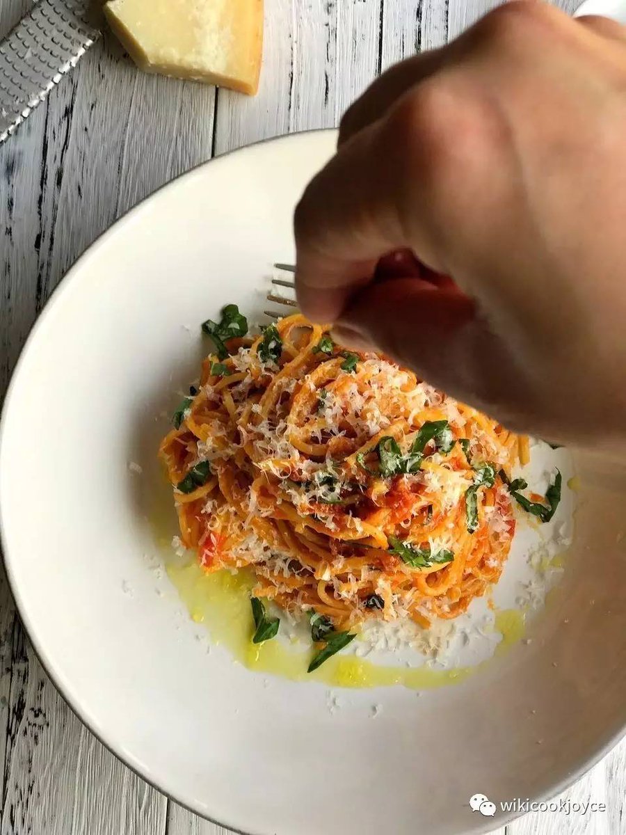 bea_garcia11's tweet photo. Homemade tomato and basil pasta in 15 mins! Tossed with garlic, olive oil and a sprinkle of parmesan—weeknight comfort food done right https://t.co/vogF96dM6C