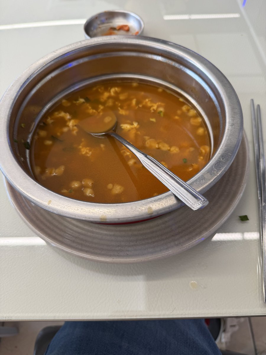 fallinglune's tweet photo. 로봇이 끓인 라면인데 물이 조금 많다. 인건비를 줄이기 위한 노력이 고속도로 휴게소까지 왔구나. https://t.co/IvhhTH2sNB