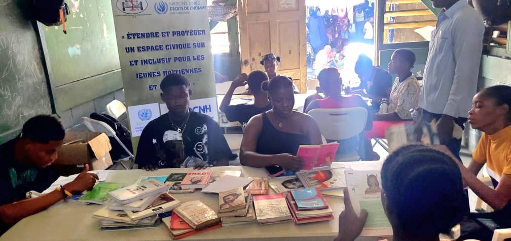 CombiteD's tweet photo. Les clubs de paix et des droits de l'homme du projet espace civique @haiti_pbf s'inscrivent dans une dynamique résolument inclusive.Ils touchent désormais les jeunes écoliers déplacés internes de delmas qui bénéficient tout à fait de ces initiatives dans leurs sites d'acceuil. https://t.co/DFU1e5BrZk