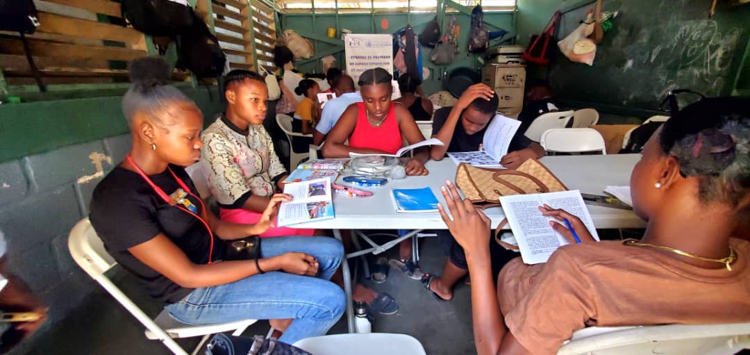 CombiteD's tweet photo. Les clubs de paix et des droits de l'homme du projet espace civique @haiti_pbf s'inscrivent dans une dynamique résolument inclusive.Ils touchent désormais les jeunes écoliers déplacés internes de delmas qui bénéficient tout à fait de ces initiatives dans leurs sites d'acceuil. https://t.co/DFU1e5BrZk