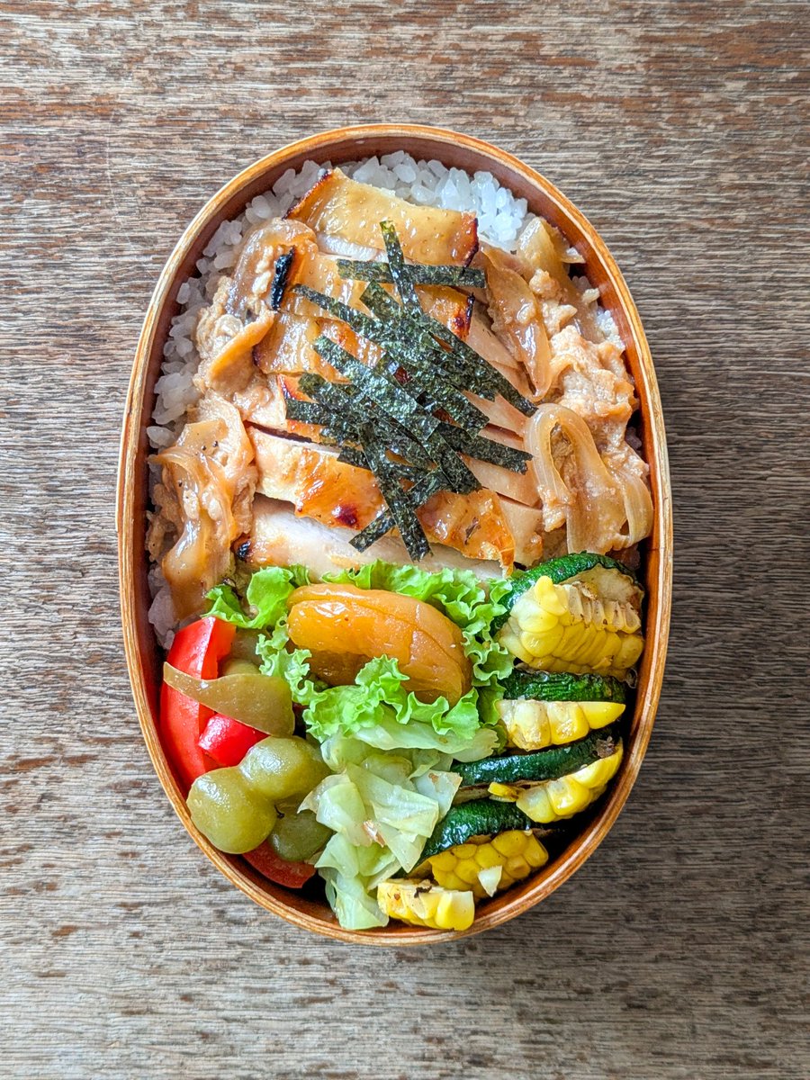erioerio's tweet photo. 親子丼。明日から試験なので今週は弁当納め。数えたら今学期の弁当はあと8回で終わる。注文弁当はあるけど、学食やパンの販売はないから、学校近くにおいしいラーメン屋でもあればいいのになとよく思う https://t.co/TuFTKShZL6
