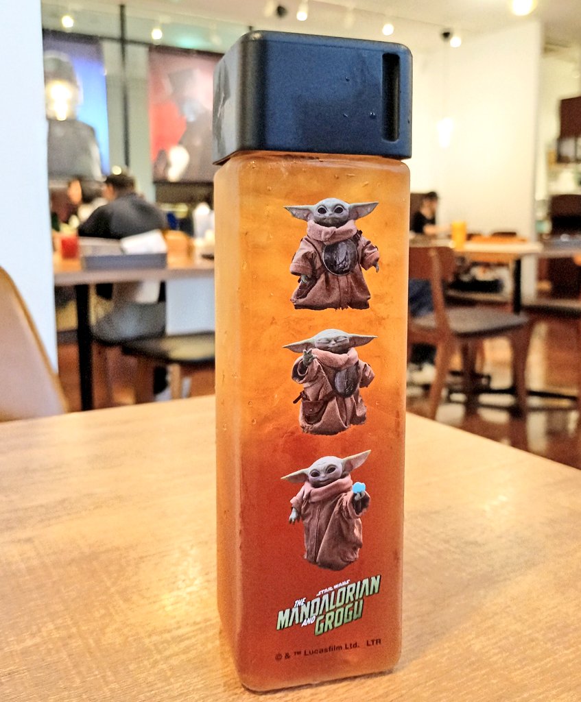 partiti660's tweet photo. 持ち帰りできるピーチアイスティーのボトルがたまらなくかわいい。
カフェのほとんどのお客さんがこれを注文してました、そこそこのお値段するのに！
#スターウォーズ
#grogu https://t.co/Vpf2cNZS6p