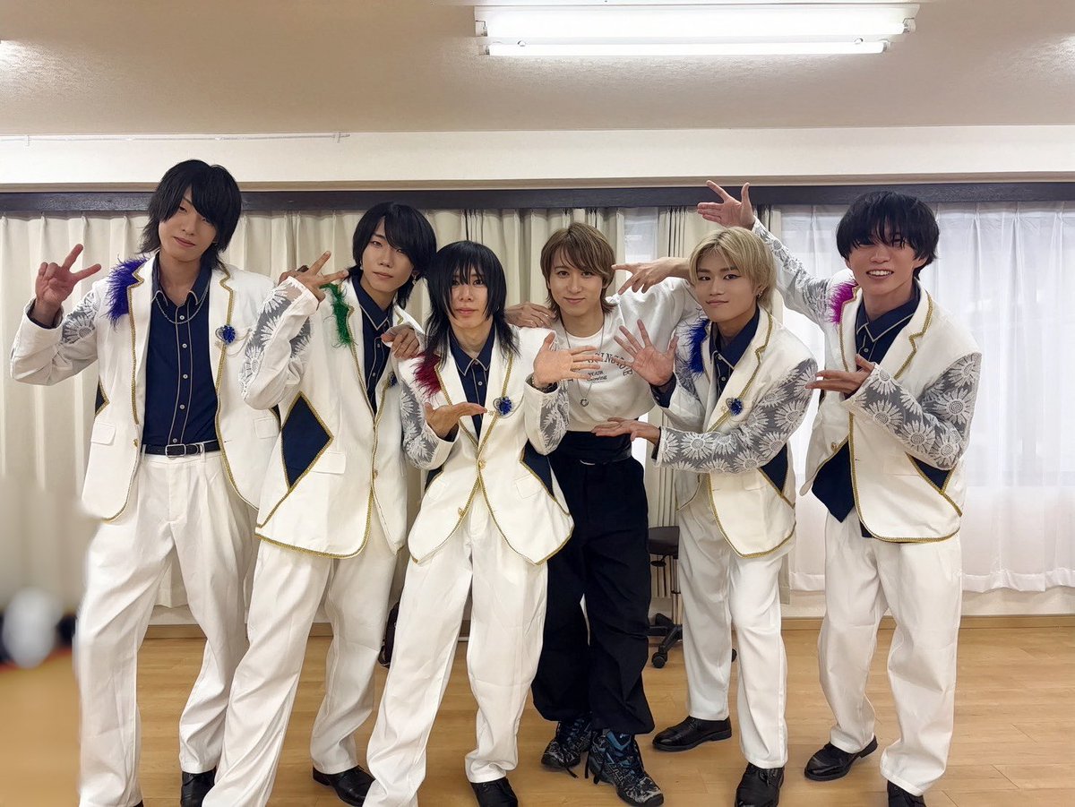 animas_yuma's tweet photo. 「ZELLY 1st ONEMAN LIVE 『Colorless』」
✨NEW Song✨
リード曲となる新曲
「雨間の隙間で」
振り付けを担当させていただきました！！

初めてのワンマンの目玉となる曲の振り付けに声をかけてもらった時は目玉が飛び出ました！！😱

新曲リハとは別に前日ゲネにも参加させていただきましたが、僕なりのアドバイスにも真摯に耳を傾けてくれて初ワンマンに向ける思いが伝わってきました🔥

今回は一緒にお仕事できて本当に楽しかったです！！
ありがとうございました！！