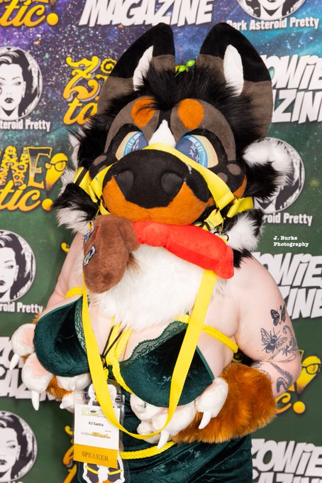 AJ Saetra - 2 pic. Omgggg look at what I wore to the bazowie awards back in May. Such a cutie patootie! https://t.co/rpgQTEoaB6