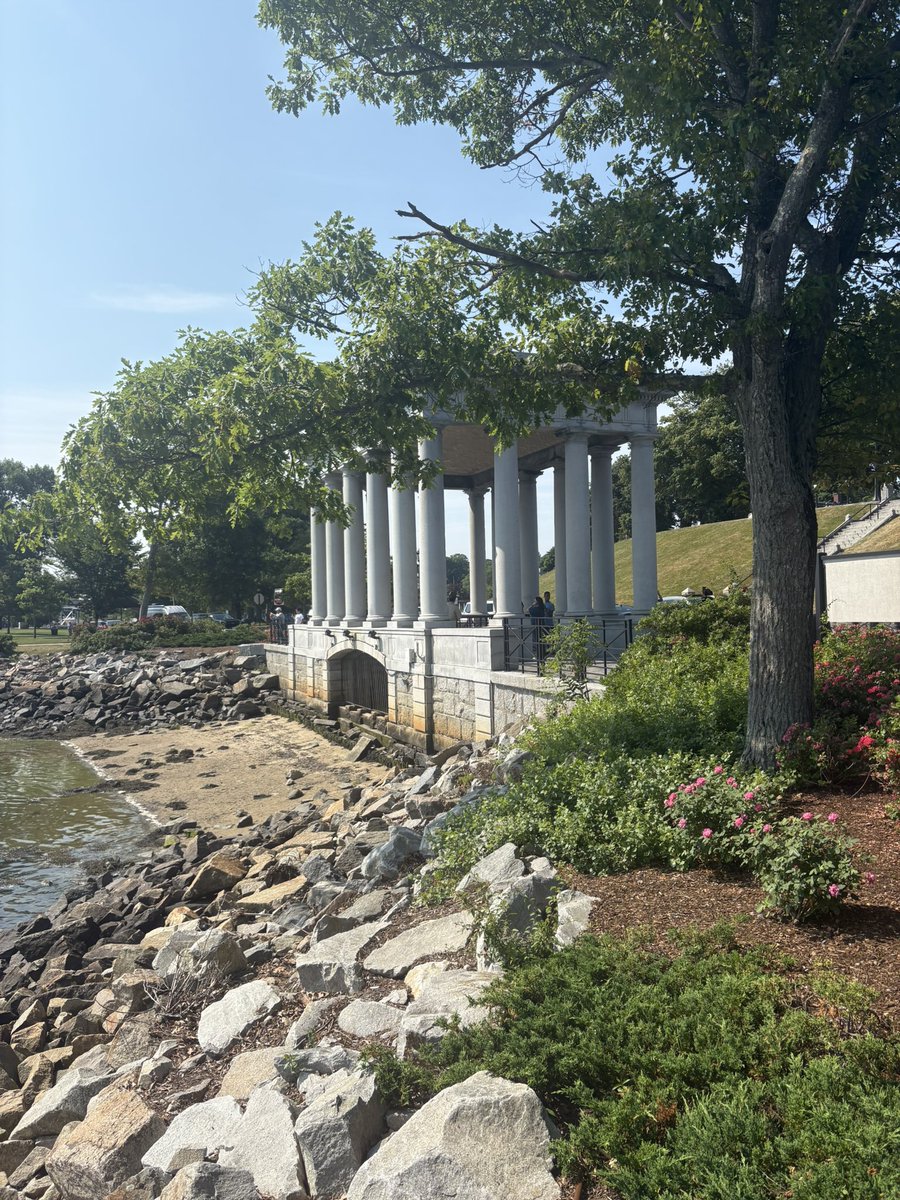 Zarna_amp's tweet photo. I GOT TO SEE THE PLYMOUTH ROCK IN ALL HER GLORY (my day was made and my enjoyment reached new heights) https://t.co/9etSiN9VCL