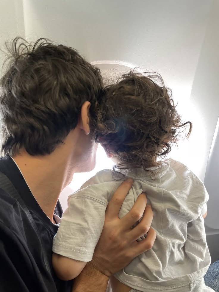 lovedhrry's tweet photo. au Larry 

Harry está en el grupo de mamis de su sobrino y conoce a Louis, el nuevo papi del grupo. https://t.co/aamm0t63Uc