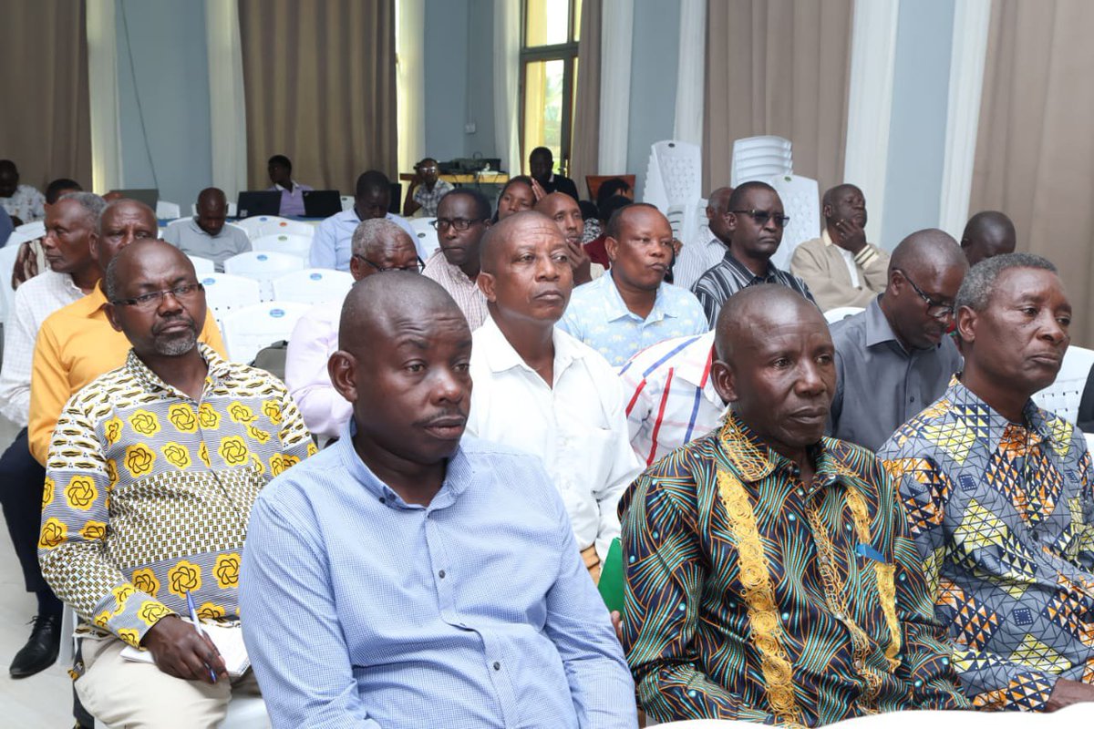 BurungaNews's tweet photo. #Burundi Ce 29/06 à #Rumonge, @Burundicvr échange avec les autorités locale, judiciaires et religieuses. Objectif : préparer la population à dire la vérité et à régler ses conflits à l’amiable, dans cette région marquée par de nombreux litiges fonciers et de faux documents. https://t.co/RlcKD5vZlC
