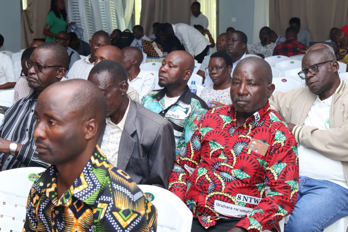 BurungaNews's tweet photo. #Burundi Ce 29/06 à #Rumonge, @Burundicvr échange avec les autorités locale, judiciaires et religieuses. Objectif : préparer la population à dire la vérité et à régler ses conflits à l’amiable, dans cette région marquée par de nombreux litiges fonciers et de faux documents. https://t.co/RlcKD5vZlC