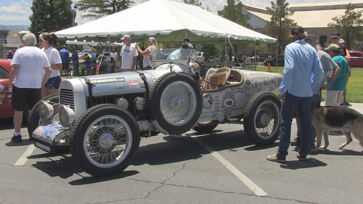 TSN_TheStandard's tweet photo. Hemmings Great Race rolls into Kingman with 150 vintage cars. 
https://t.co/nDS9UaPIFp https://t.co/L2nFVKp2Ra