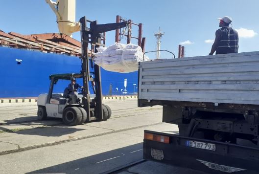 teleSURtv's tweet photo. 🚨 China envía 15.000 toneladas de arroz a Cuba

🔴 El cargamento forma parte de un gran donativo de 60.000 toneladas para asistencia alimentaria de emergencia. China reitera su oposición a la "interferencia por parte de fuerzas extranjeras" en la isla.

#China #Cuba #Solidaridad #teleSUR