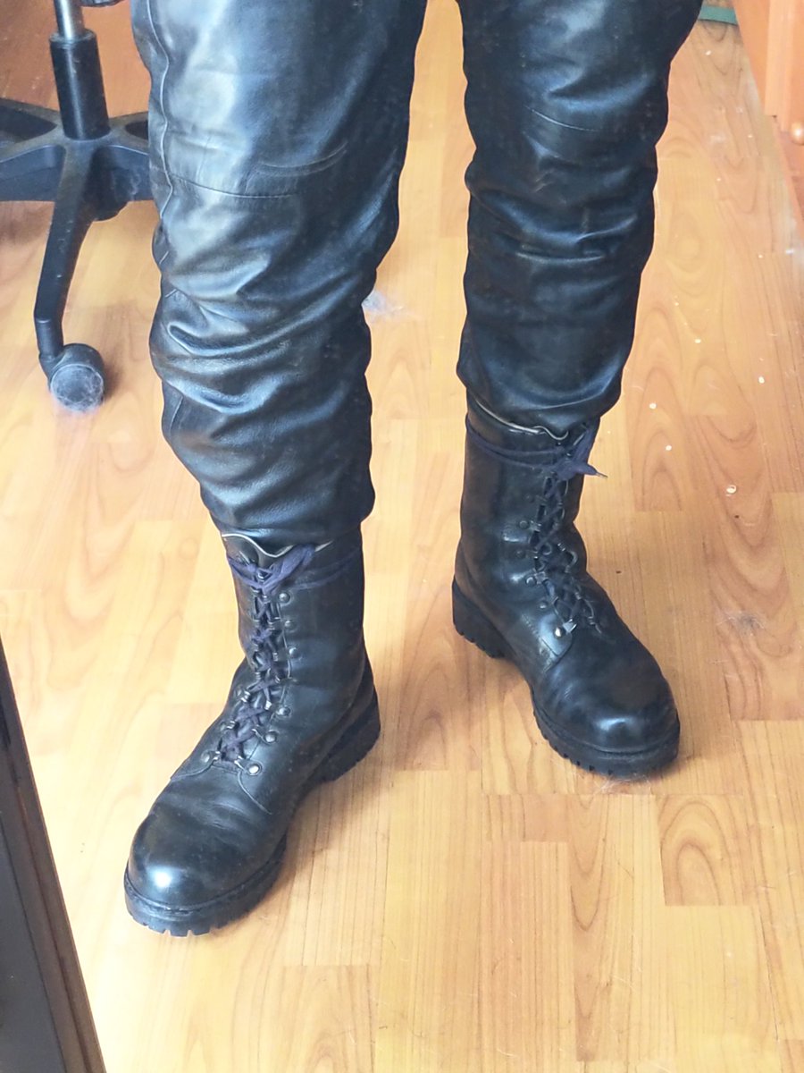bracius79956's tweet photo. One of the pros of wearing a bit of leather during heatwave is that I'm getting really sweaty really fast. https://t.co/1cgfbCwln1