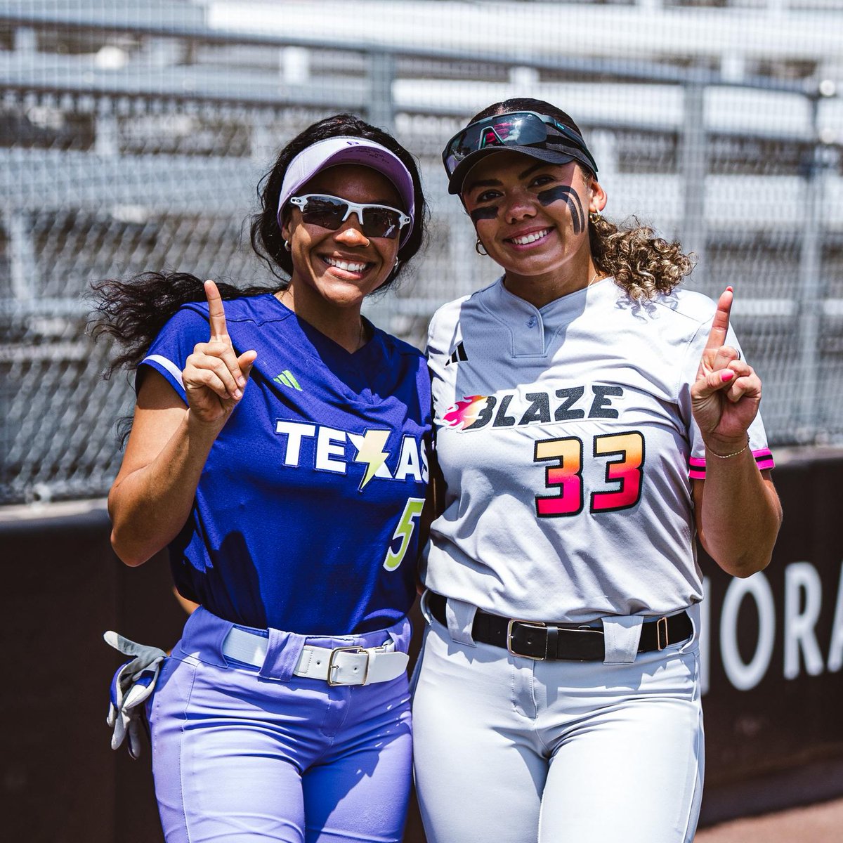 OU_Softball's tweet photo. Sooner Sisters Forever ☝️

@theAUSLofficial | @VarsityO https://t.co/IvFH8fCHK1