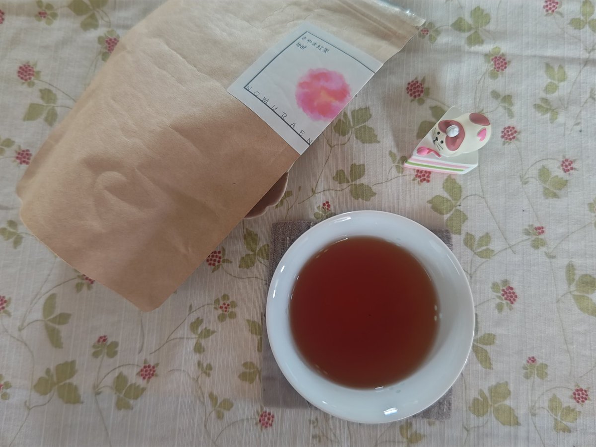 OntoPoetry's tweet photo. 【今朝のお茶】

さやま紅茶　野村園

スモーキーな藤の花の香り

もしこの世の中にお茶が存在しなかったら、今どんな世の中なんだろう

もしわたしたち人間がいつも同じように心を保てていたら、お茶は存在してたのかな

揺らぐ面があることも、在り続けている理由かもしれない

よい日を

@nomuraen https://t.co/K3BiGYkvL2