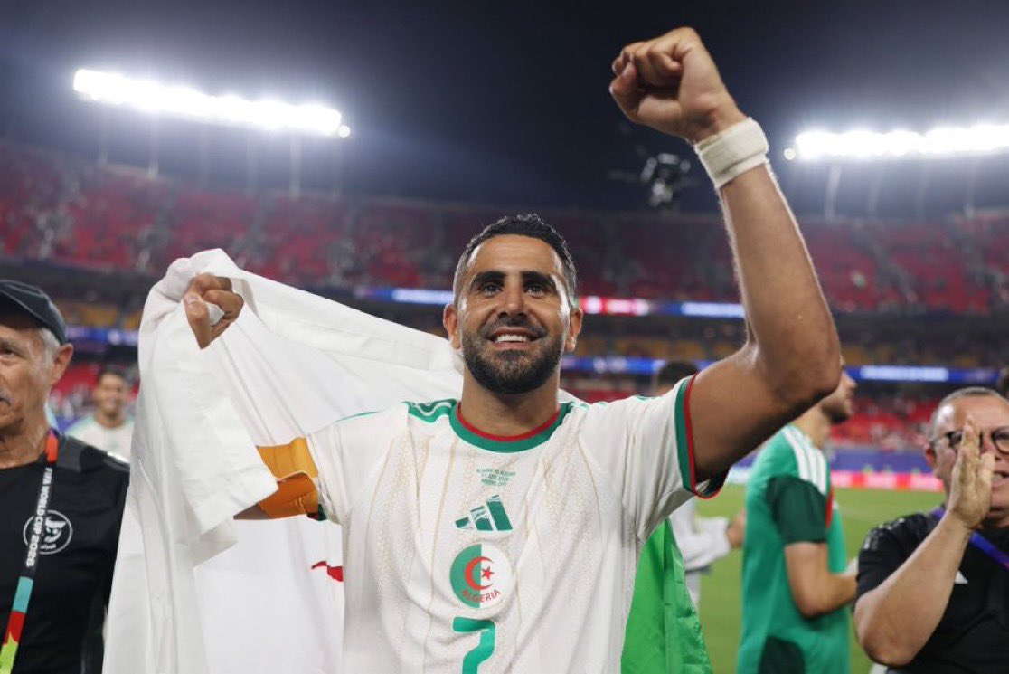 DzairFootball__'s tweet photo. 🚨Riyad Mahrez 🇩🇿 continue d’écrire l’histoire !

il prolongera son aventure internationale d’une année avant de prendre sa retraite. 

Il n’est plus qu’à 6 buts du record d’Islam Slimani (46). 🎯🇩🇿

🗞️ @Moumen74 https://t.co/Q4BRNXIprw