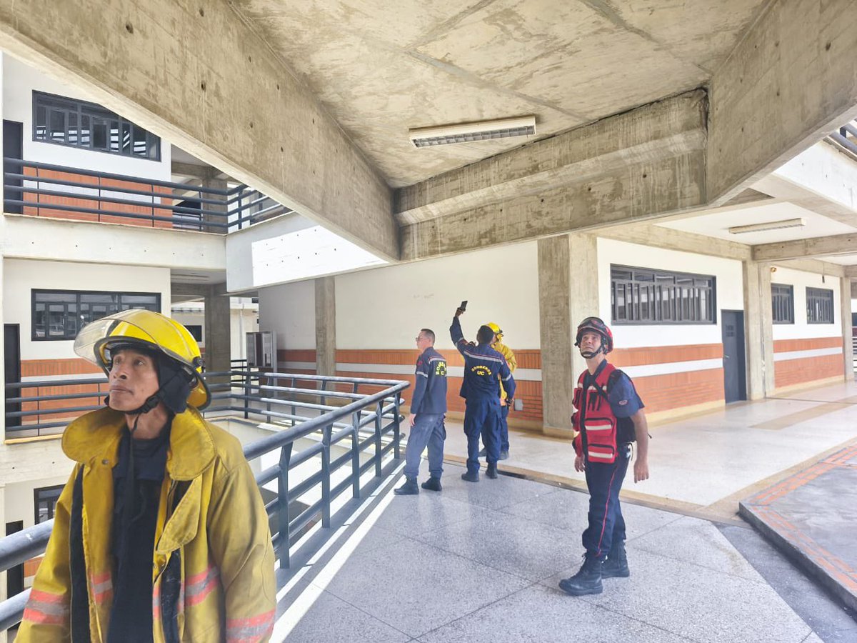 UCarabobo's tweet photo. #Noticias Decana de @FaCE_UC acompañó evaluación de los espacios por parte de equipo técnico y Bomberos UC, este lunes #29Jun https://t.co/95dCIFjqd4