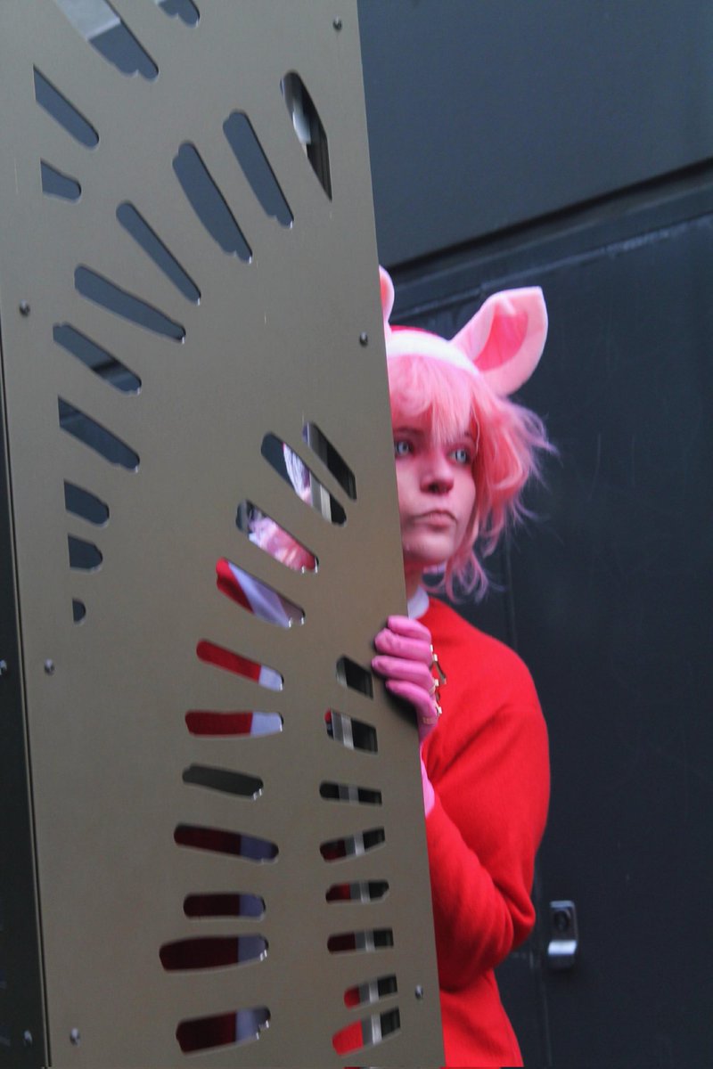 _Vqmpires's tweet photo. ☆ Princh shoot from con !! This cosplay is nowhere near being done but I wanted to showcase it 😋
- what not featured in the photos is the eyes on my neck and my Christmas spirit in the back ( its a big mouth ) 
#christmasvibessmp
#bekyamon #bekyamoncosplay #theprinch https://t.co/A6i1AZmd8q