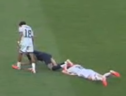thegauguy's tweet photo. As nobody is mentioning it, can we please discuss how this wasnt even picked up by the ref or the VAR?! How is that not a red or even a foul at all? Jumped right into the back and afterwards sat on top of him.

#PARGER #GERPAR https://t.co/JTzwHCN6Nq