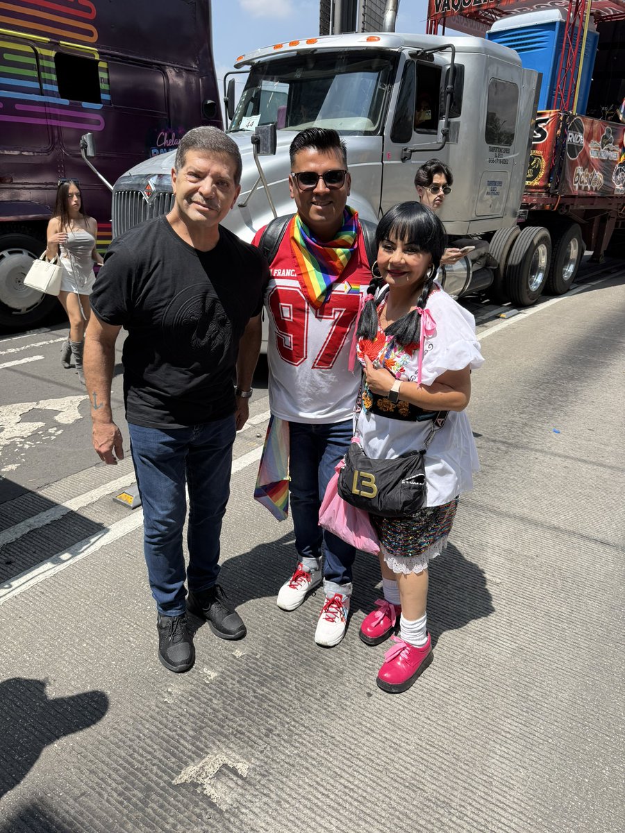 AngelMart1918's tweet photo. Nunca dejaremos de salir a marchar por la diversidad, vivir con orgullo y seguir alzando la voz por la igualdad, el respeto y la inclusión.

#Pride2026 #Orgullo #Diversidad #AmorEsAmor #MiguelMartínez https://t.co/HMshQX6Npa