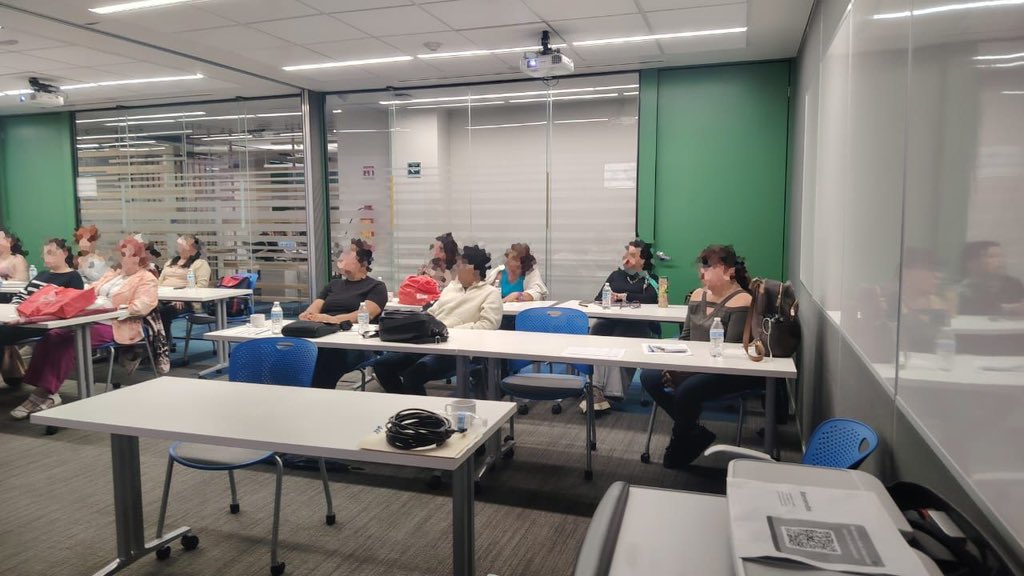 FondesoCDMX's tweet photo. Historias, sueños y un mismo propósito: crecer.  Gracias al convenio con @NafinOficial hoy celebramos el inicio del curso para mujeres emprendedoras, una nueva etapa para mujeres que han decidido creer en sí mismas. https://t.co/gmxTowWYOM