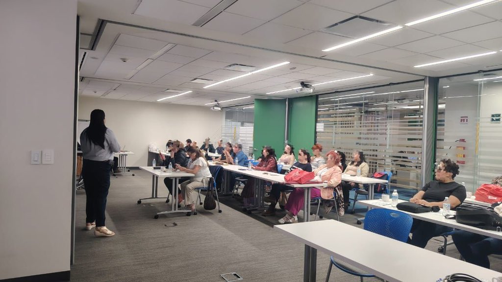 FondesoCDMX's tweet photo. Historias, sueños y un mismo propósito: crecer.  Gracias al convenio con @NafinOficial hoy celebramos el inicio del curso para mujeres emprendedoras, una nueva etapa para mujeres que han decidido creer en sí mismas. https://t.co/gmxTowWYOM