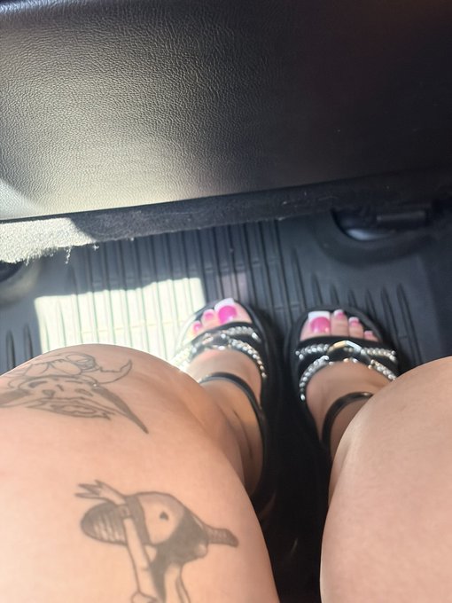 ✨🕸 𝒮𝓊𝓃𝓃𝓎𝒷𝓊𝓃𝓃𝓎 🕸✨ - My toenails look so cute 🥰 wouldn’t you like them on you ? https://t.co/kywwXt2tVB