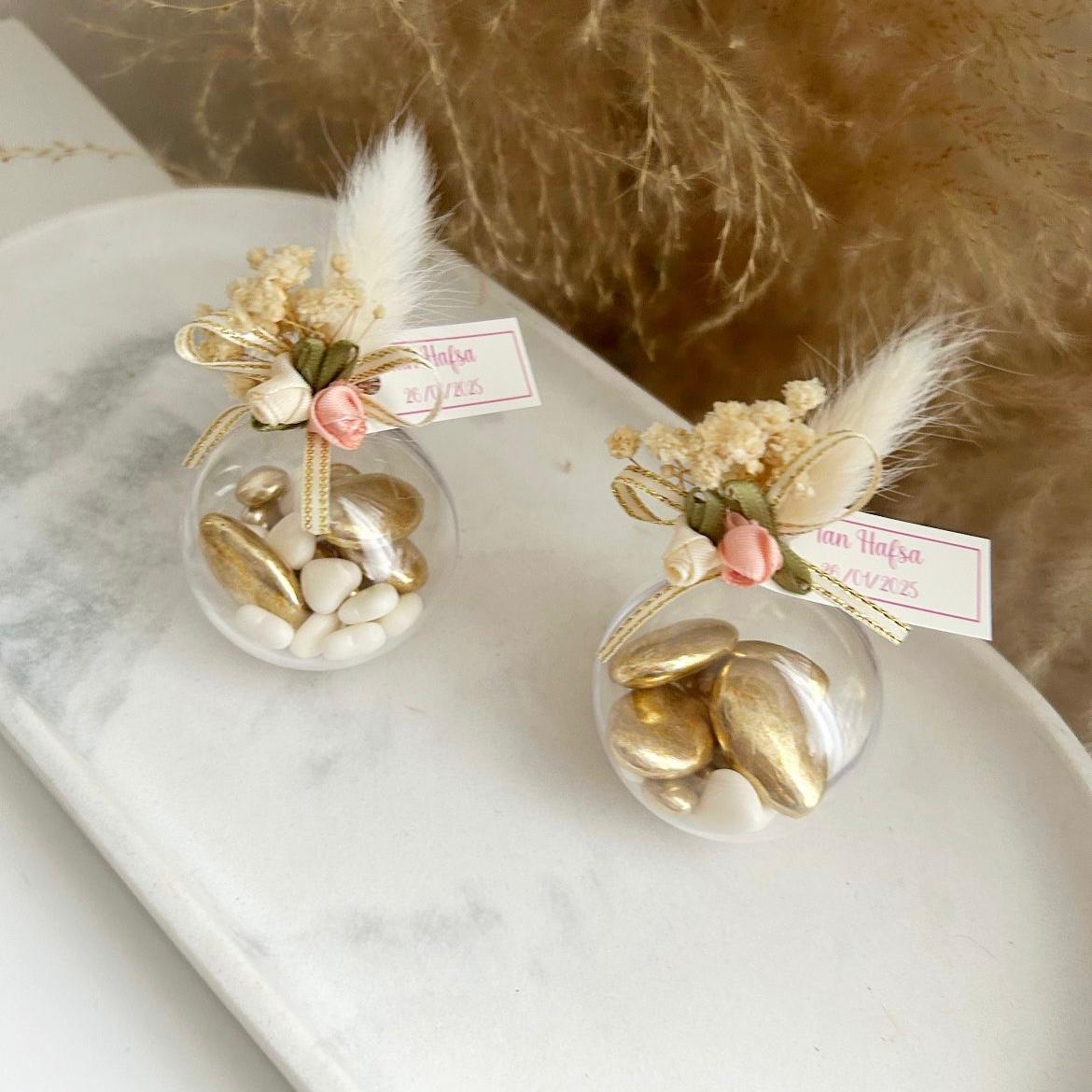 moncadeauinvite's tweet photo. ✨ NOUVEAUTÉ – Dragée Vintage ✨

À la recherche d’un cadeau invité chic, raffiné et intemporel ? 💛

Craquez pour notre Dragée Vintage, une création artisanale qui sublimera votre mariage, baptême, communion, baby shower ou tout autre événement unique.

Présentée dans une élégante boule transparente, cette composition associe de délicieuses dragées aux teintes or et blanc, une délicate plume blanche, des fleurs séchées, un joli ruban et une étiquette personnalisée avec vos prénoms et la date de votre événement.

🌾 Un souvenir élégant que vos invités auront plaisir à conserver.

✨ Personnalisation incluse
✨ Fabrication artisanale en France
✨ Idéal pour mariage, baptême, communion, naissance, anniversaire et fête familiale
✨ Expédition soignée partout en France et en Europe
🛍️ Commandez dès maintenant sur https://t.co/hKtCHSHMhh et créez des souvenirs qui marqueront vos invités.
💬 Dites-nous en commentaire : pour quel événement choisiriez-vous cette Dragée Vintage ? 🤍
#MonCadeauInvite #DragéeVintage #Dragées #Mariage #Mariage2026 #Mariage2027 #DécorationMariage #CadeauInvité #CadeauxInvités #Mariée #Wedding #WeddingFavor #MariageChic #MariageBoheme #MariageVintage #Baptême #Communion #BabyShower #Naissance #Anniversaire #DécorationTable #TableMariage #Personnalisation #FleursSéchées #ArtisanatFrançais #IdéeMariage #SouvenirInvités #OrganisationMariage #MadeInFrance #MonCadeauInviteFrance