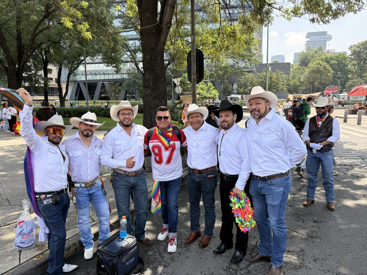 AngelMart1918's tweet photo. Ecos de la marcha por la diversidad de la CDMX 
#pride #pride2026 https://t.co/BYGigTugCd