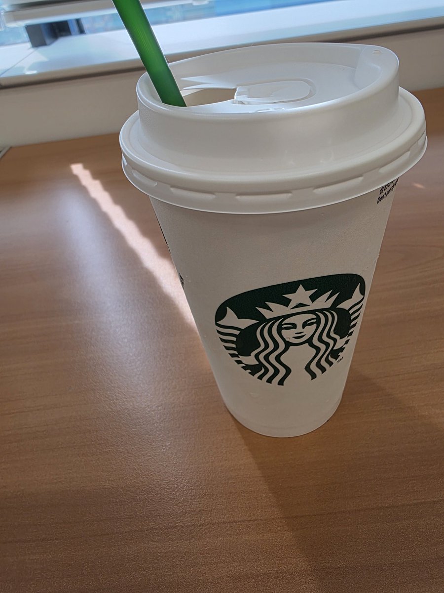M26R6_'s tweet photo. 朝立ち寄ったスタバの店員さんが、"私は耳が聞こえません"というカードを示して接客してくださいました。
初めての事だったので少しビックリしてしまったけど、笑顔でとても丁寧に接客していただいて朝からほっこり☕
たまたまありがとうの手話を知っていたのでありがとうだけでもできて良かった😊 https://t.co/KjZfy7b3JX