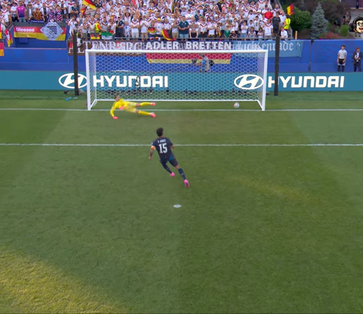 DataFutebol's tweet photo. Manuel Neuer? Sem problemas.

Sou o Gustavo Gomez. https://t.co/vVvljXYBN1
