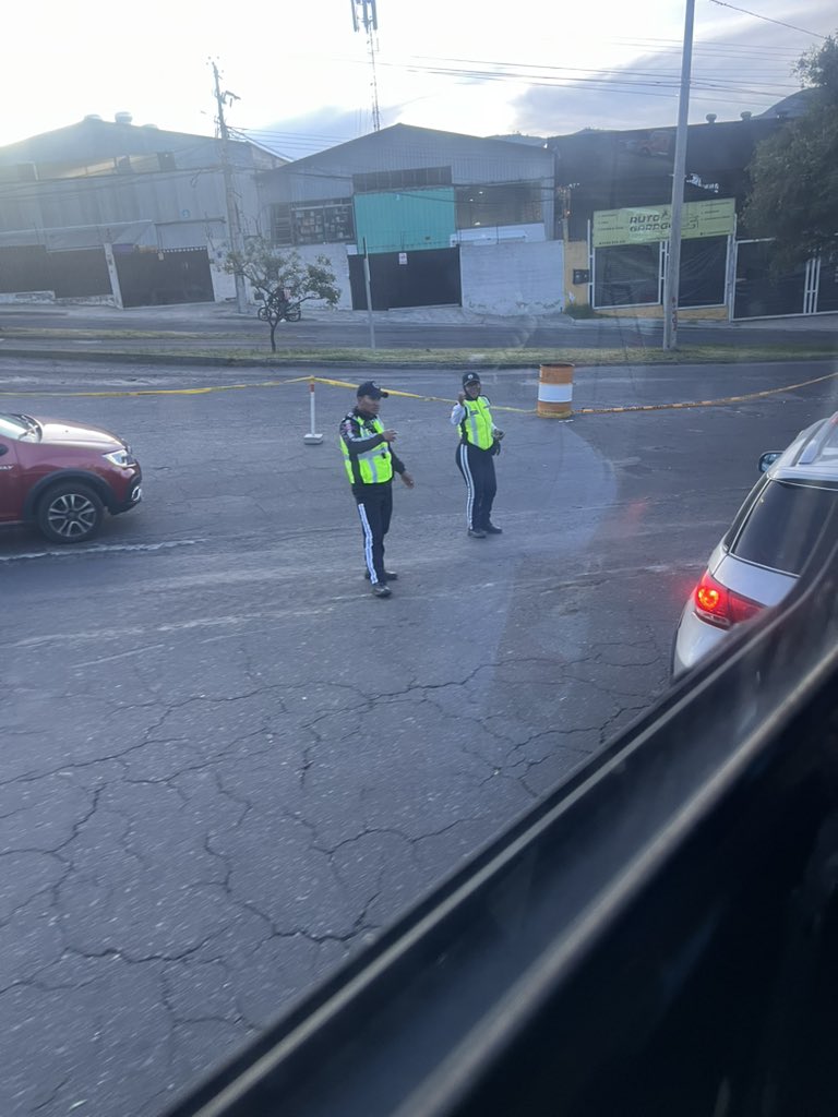 davidbalarezoc's tweet photo. @AMT_Quito más congestión hacen ustedes, genios. 20 minutos desde el Quito hasta el intercambiador solo ha ustedes se les ocurre. 
@ProducirOrganic @AthosErasmus @pabelml @TeodoroVega https://t.co/tklyI5AIOH