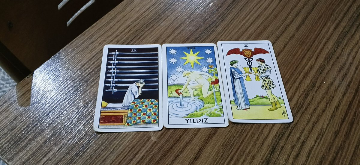 ylssylss35's tweet photo. Ondan mesaj;

İnsan bazen en büyük yenilgiyi karşısındakine değil, kendi içine verir. Ben uzun zamandır o yenilginin içinde dolaşıyorum. Söyleyemediklerim, sustukça büyüdü. Bir cümle kursaydım belki hiçbir şey bu kadar ağır olmayacaktı. Şimdi dönüp bakınca görüyorum kaçtığım şey sen değildin. Kendimle yüzleşmekti. Çünkü insan, değer verdiği birini incitince, en çok kendi sesinden ürküyor. Yine de garip bir inanç var içimde. Sanki yollar ne kadar dolanırsa dolansın, bazı insanlar birbirini yeniden buluyor. Ben o ihtimali cebimde taşıyorum. Kimse bilmiyor, ben bile bazen inkar ediyorum ama vazgeçemiyorum. Eğer bir gün aynı masada oturursak, senden geçmişi silmeni istemem. Sadece gözlerime bakmanı isterim. Belki o zaman anlarsın suskunluğum umursamazlıktan değil, cesaretsizliğimdendi. Belki ilk defa, birbirimize eksik değil, olduğumuz halimizle yaklaşabiliriz. Çünkü ben artık kazanmak için değil, seni gerçekten duyabilmek için konuşmak istiyorum. 

İz bırakanların niyetine... ❤
