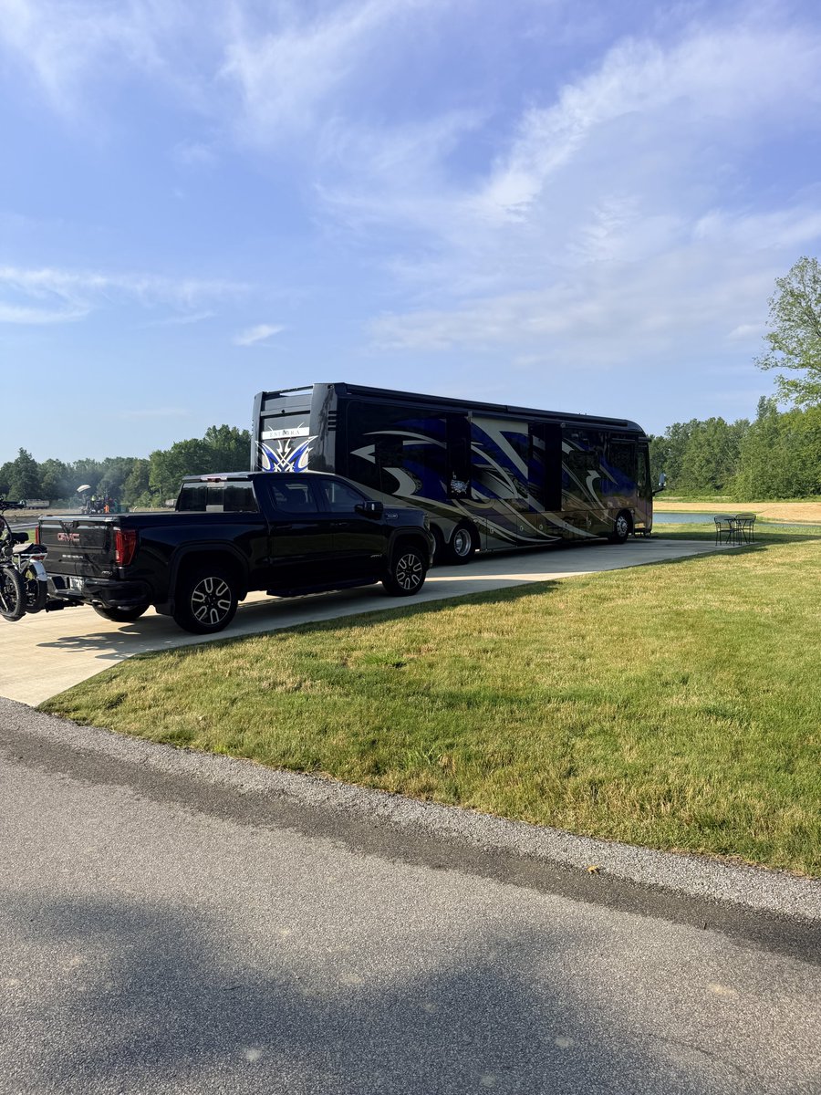 Roadsheaux's tweet photo. Just got to one of my favorite resorts in the entire country. #LakeErieShores #GenevaOnTheLake #GOTL #RVLife #EntegraCoach https://t.co/RijzxQnlji