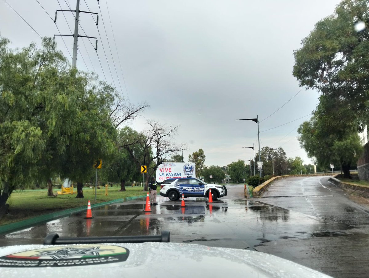 SSPCSLP's tweet photo. ⚪️🔵 #ReporteVial #Lluvias 🌧️  

⚠️ Actualización. 

✔️Se reabre la circulación en Río Santiago, únicamente en el tramo Sierra Leona - Muñoz (ambos sentidos)

👀 Permanecen cierres en:

⛔️Río Santiago, tramo Muñoz - Soledad de Graciano Sánchez (ambos sentidos)

⛔️Puente Naranja 

👮🏻💬 Atiende indicaciones.