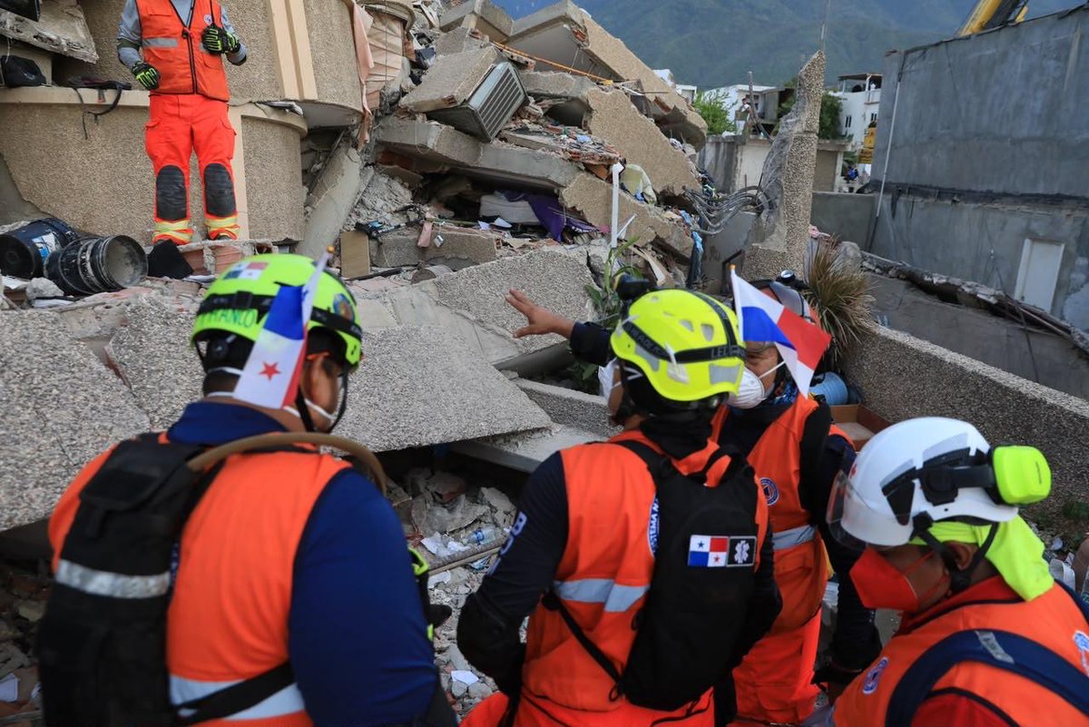 as_salazar's tweet photo. *Rescatistas panameños con unidades caninas continúan labores de búsqueda en Venezuela*

Unidades de rescate del USAR Panamá, junto a caninos de rastreo, ingresaron al área de La Guaria, en Venezuela, uno de los puntos de mayor impacto del terremoto del pasado 24 de junio, uniéndose a la tarea de búsqueda de sobrevivientes y rescatar víctimas atrapadas entre los escombros.

Los rescatistas panameños se adentraron entre las paredes colapsadas, animados a encontrar a alguna de las personas atrapadas, desarrollando operaciones tácticas de llamada y escucha, combinando procedimientos acústicos y olfativos mediante el empleo caninos (K-9) certificados para la localización de personas con vida y localización de posibles víctimas atrapadas.

*El equipo de rescate panameño, conformado por 18 especialistas,* realizó una búsqueda tecnológica avanzada, utilizando sondas visuales (SearchCam) y cámaras térmicas para inspeccionar espacios confinados creados tras la ejecución de cortes técnicos de penetración en estructuras colapsadas, permitiendo la exploración visual e infrarroja en espacios confinados. *Esta disposicion permite hacer los relevos de turnos para poder trabajar 24 horas*

Los rescatistas desarrollaron labores de reconocimiento georreferenciación del sector asignado, evaluación inicial de daños estructurales y la delimitación de las zonas de impacto bajo la coordinación de la USAR Coordination Cell (UCC). Destaca la realización de cortes técnicos que permitieron abrir nuevas vías de acceso hacia sectores de difícil penetración.

Para las próximas horas, el equipo USAR Panamá realizará la reconfiguración de sus grupos operativos, manteniendo concentrado todo el personal de la Fuerza de Tarea Conjunta (FTC Panamá) en la Base de Operaciones, asimismo, continuará trabajando bajo la coordinación de la USAR Coordination Cell (UCC) dentro del Sector D, liderado por el equipo FRA-03, en estrecha coordinación con las delegaciones de España y Alemania.